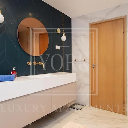 York Luxury *